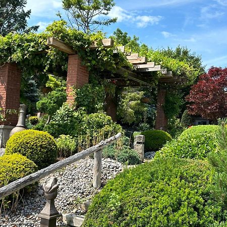 The Wind In The Willows - Luxury Lakefront Oasis Bed & Breakfast Cobourg Ngoại thất bức ảnh