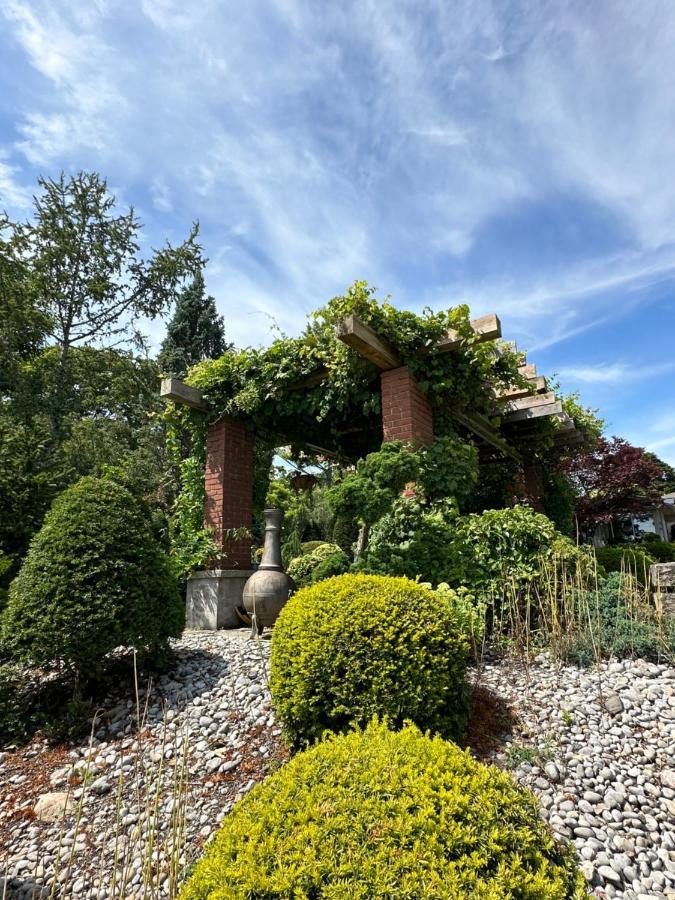 The Wind In The Willows - Luxury Lakefront Oasis Bed & Breakfast Cobourg Ngoại thất bức ảnh